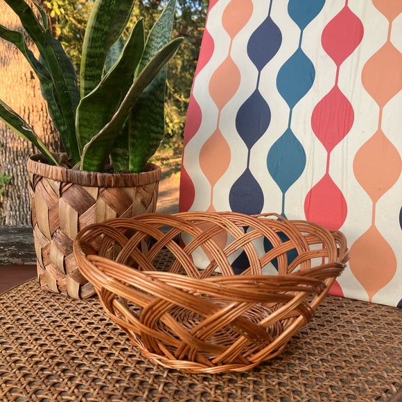 Yugoslavian Tan Woven Whicker Serving/Fruit Basket - Picture 3 of 12